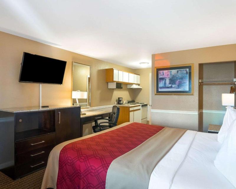 Queen Room with Two Queen Beds - Smoking image 2