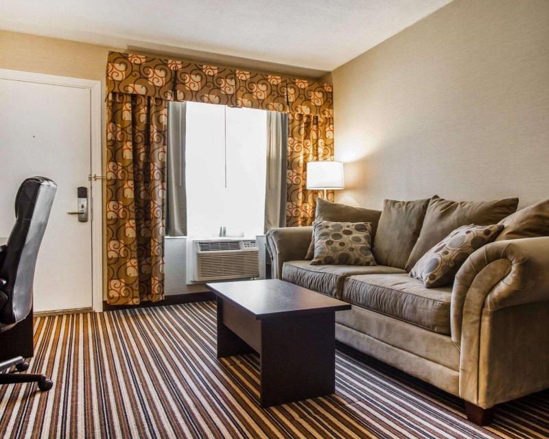 Queen Suite with Two Queen Beds - Non-Smoking image 3