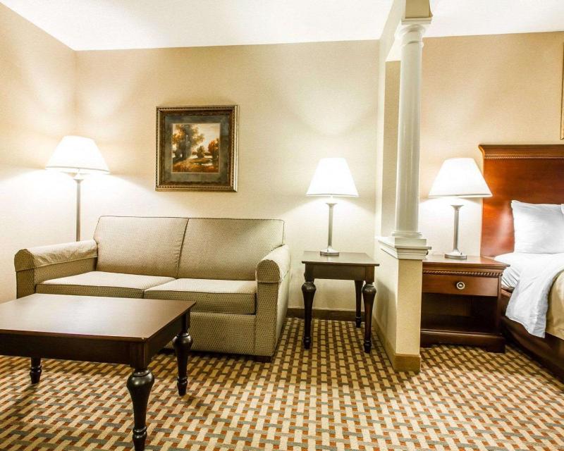 King Suite - Non-Smoking image 3