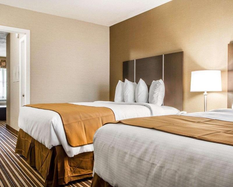 Queen Suite with Two Queen Beds - Non-Smoking image 2