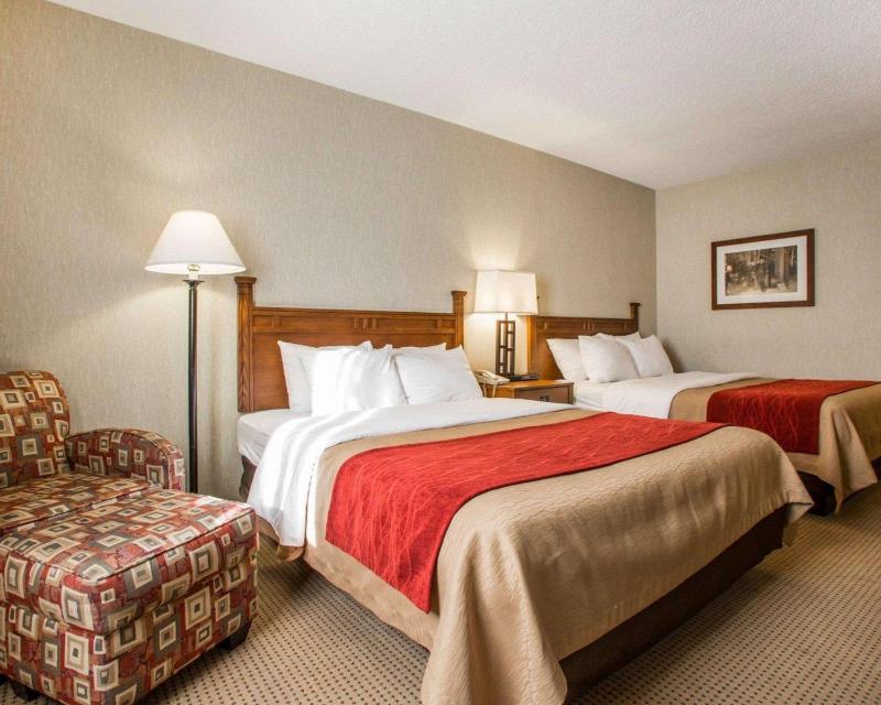 Queen Room with Two Queen Beds - Non-Smoking image 2