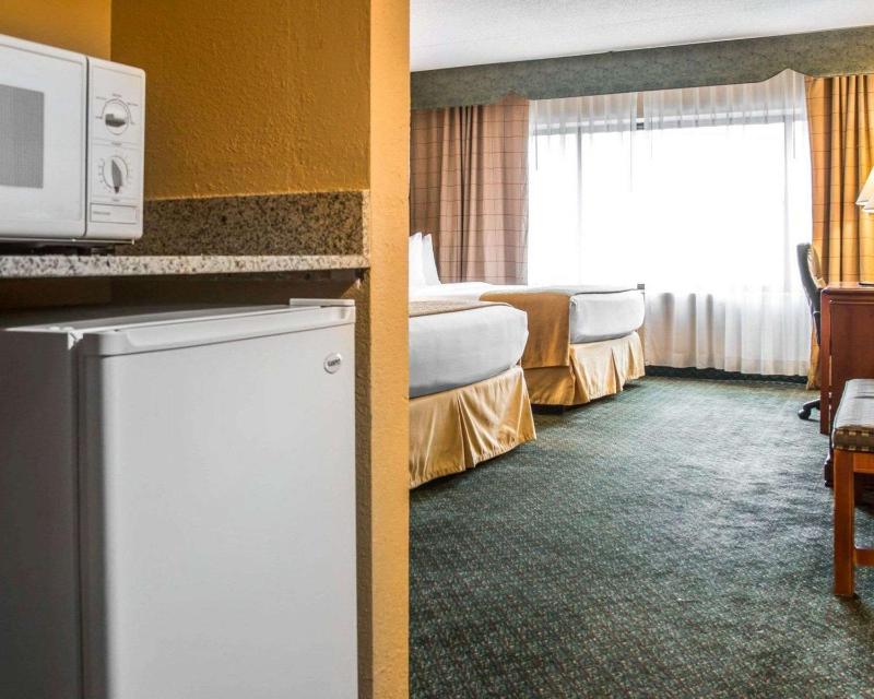 Queen Room with Two Queen Beds - Non-Smoking image 2