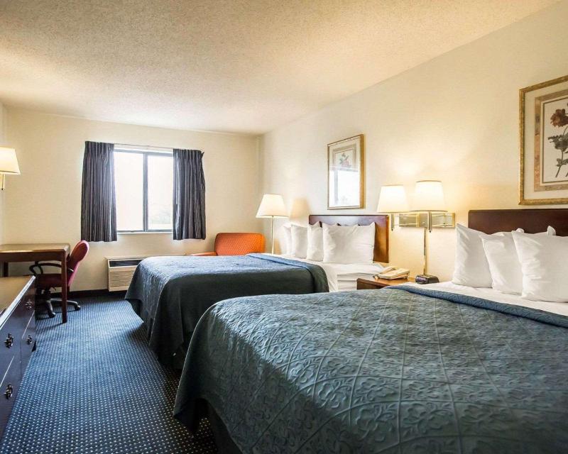 Queen Room with Two Queen Beds - Non-Smoking image 2
