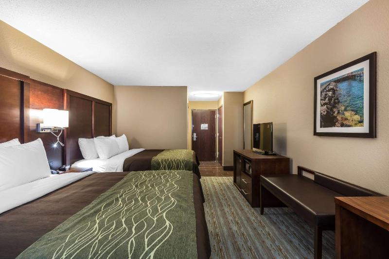 Queen Room with 2 Queen Beds and River View - Non-Smoking image 2