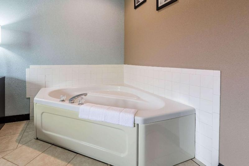 King Room with Spa Bath image 1