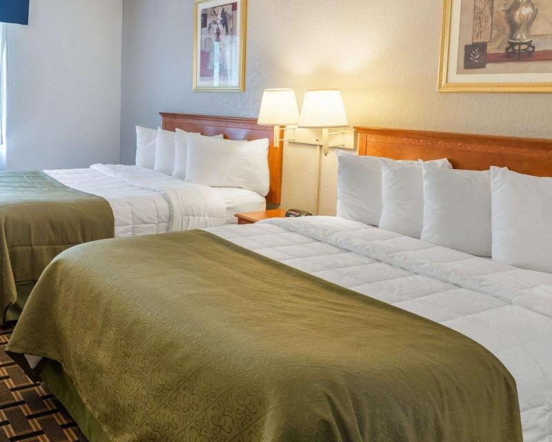 Queen Room with Two Queen Beds - Non-Smoking image 1