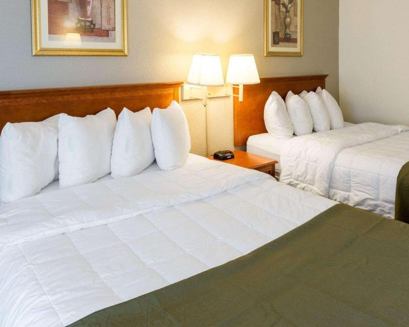 Queen Room with Two Queen Beds - Non-Smoking image 2