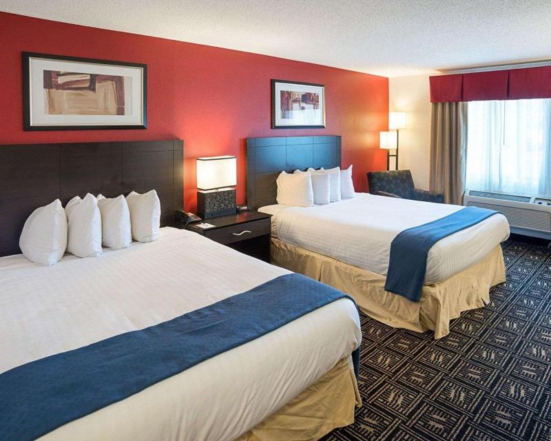 Queen Room with Two Queen Beds - Non-Smoking image 2