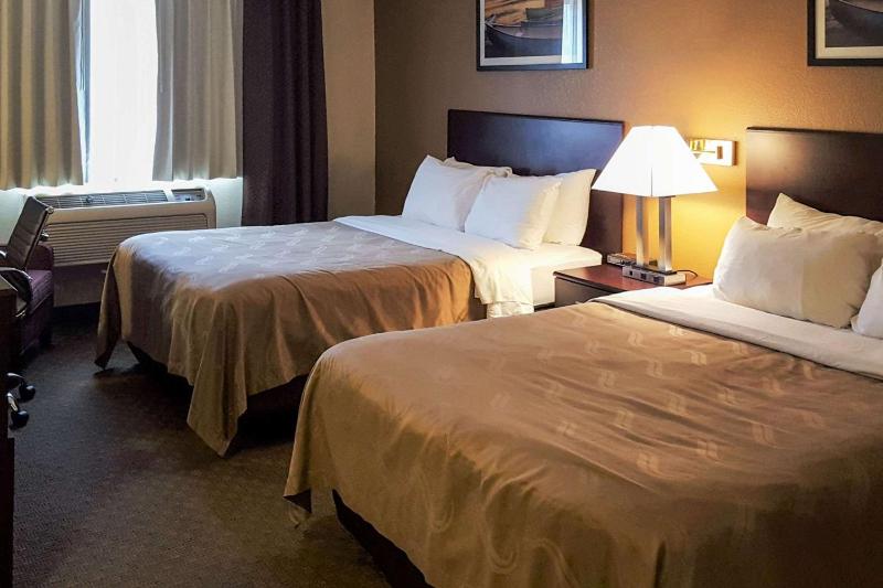 Queen Room with Two Queen Beds - Non-Smoking image 4