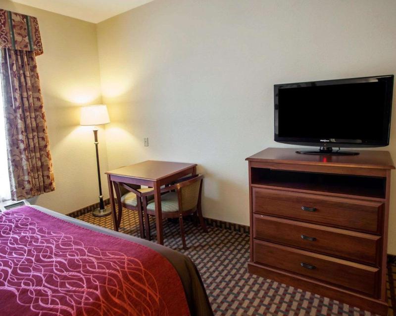 Queen Room with Two Queen Beds - Non-Smoking image 2