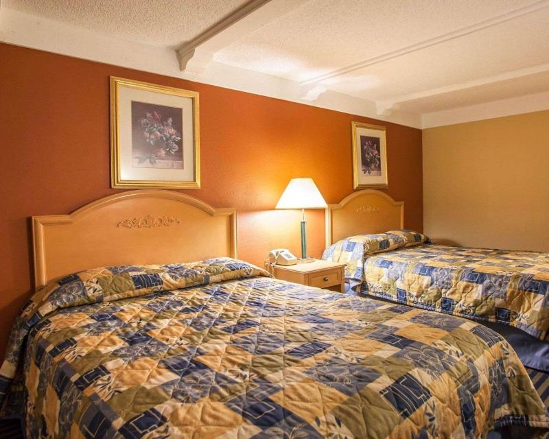 Queen Room with Two Queen Beds - Smoking image 3
