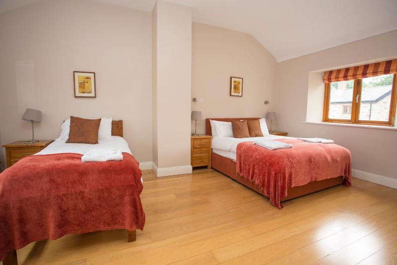 Three-Bedroom House (7 Adults) image 4