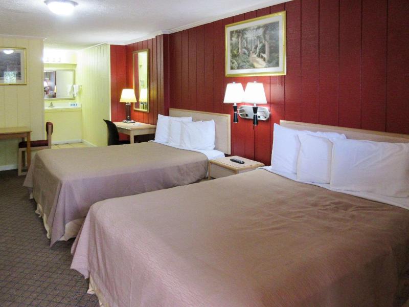 Queen Room with Two Queen Beds - Non-Smoking image 4