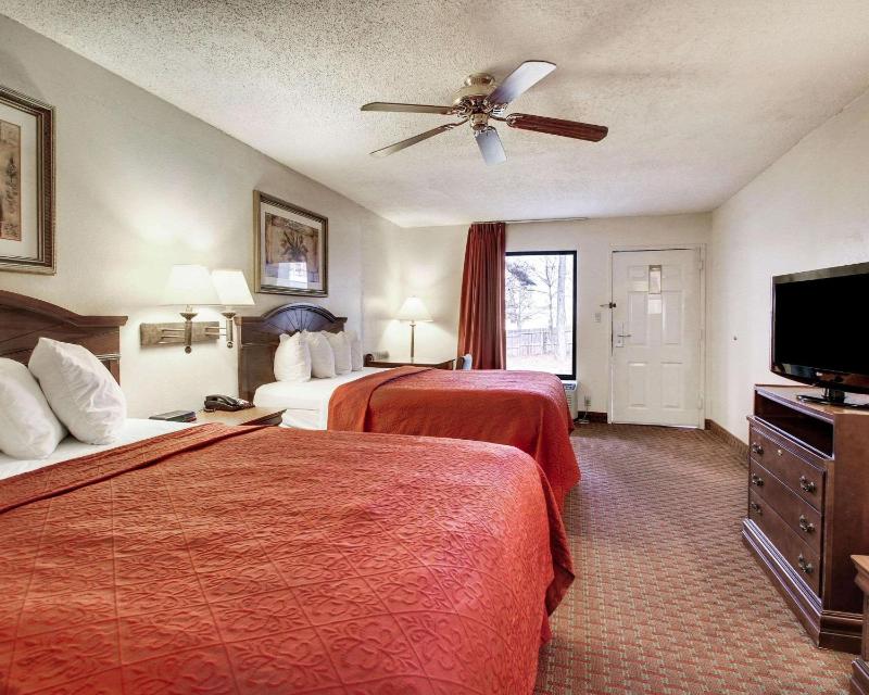 Queen Room with Two Queen Beds - Non-Smoking image 3
