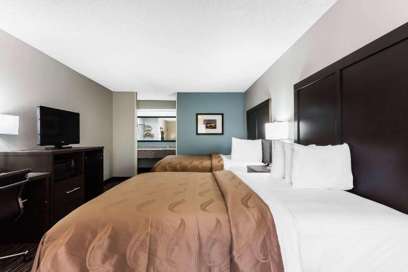 Queen Room with Two Queen Beds - Non-Smoking image 3