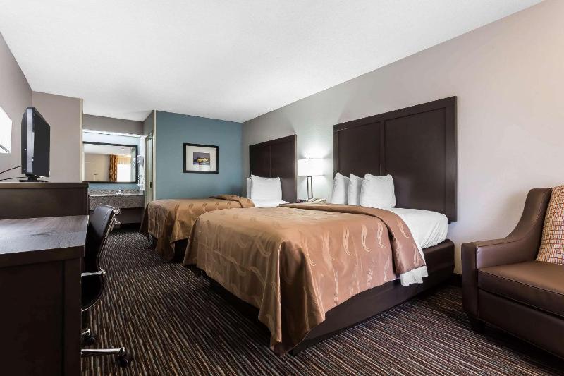Queen Room with Two Queen Beds - Non-Smoking image 2