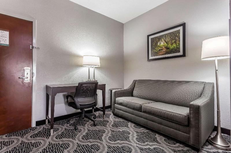 Queen Suite with Two Queen Beds - Non-Smoking image 3