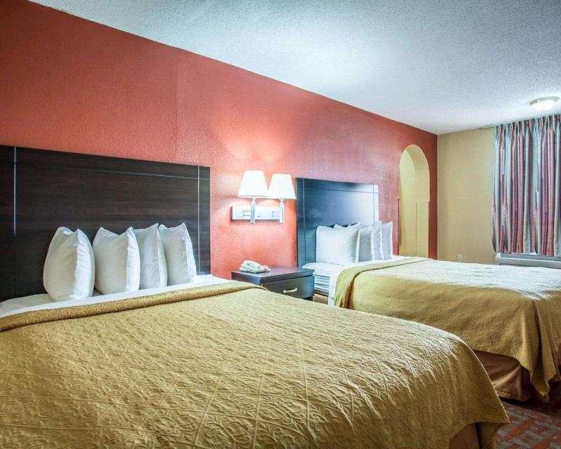Queen Room with Two Queen Beds - Non-Smoking image 4