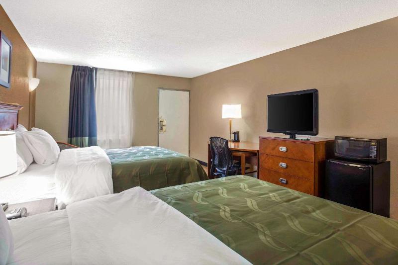 Queen Room with Two Queen Beds - Non-Smoking image 3