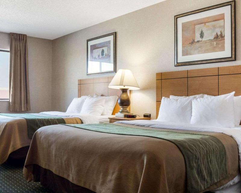 Queen Room with Two Queen Beds - Non-Smoking image 2