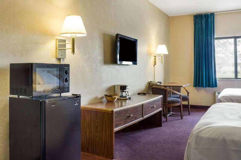 Queen Room with Two Queen Beds - Non-Smoking image 4