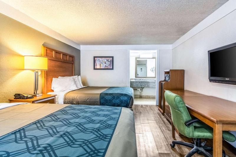 Double Room with Two Double Beds - Smoking image 2
