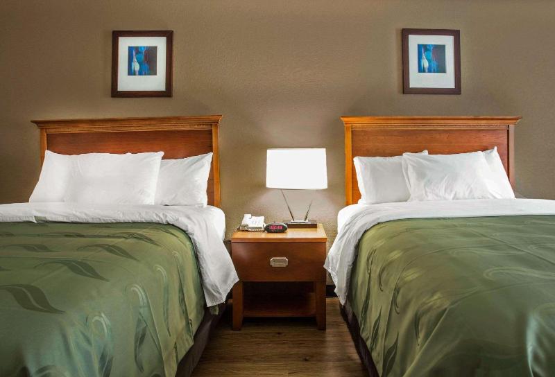 Queen Room with Two Queen Beds - Non-Smoking image 2
