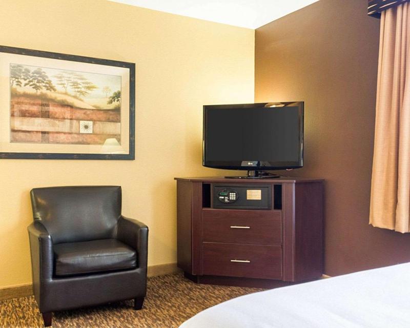 Queen Suite with Two Queen Beds - Non-Smoking image 3