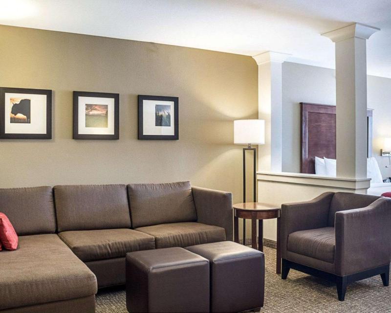 Queen Suite with Two Queen Beds - Non-Smoking image 2