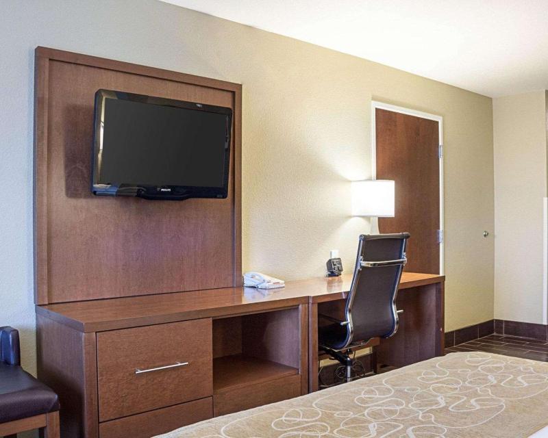 Queen Suite with Sofa Bed - Non-Smoking image 2