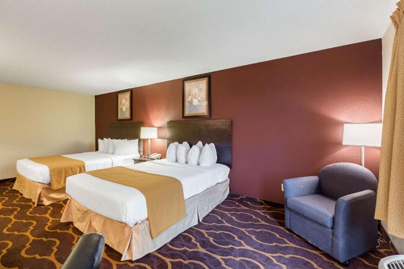 Queen Room with Two Queen Beds - Non-Smoking image 2