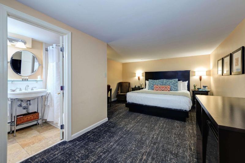 Standard King Room - Non-Smoking  image 3