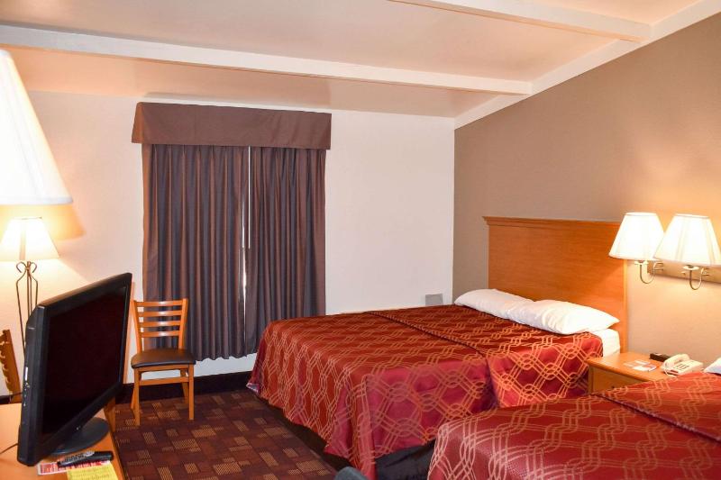 Queen Room with Two Queen Beds - Non-Smoking image 3
