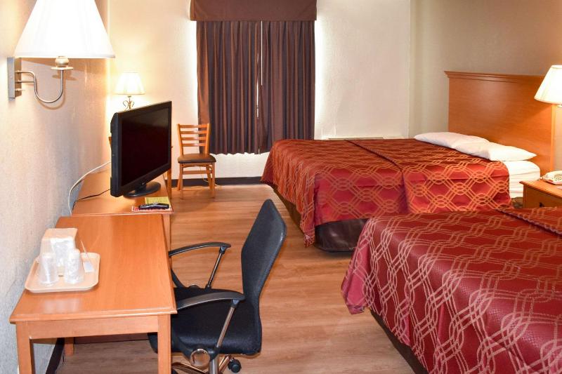 Queen Room with Two Queen Beds - Non-Smoking image 2