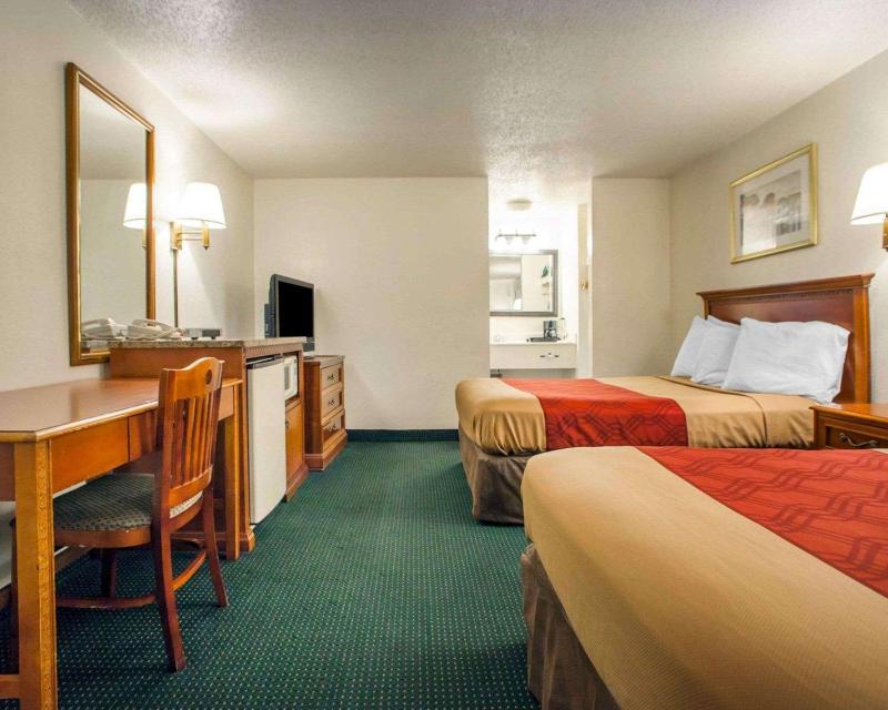 Senior Room with Two Double Beds - Non - Smoking  image 2
