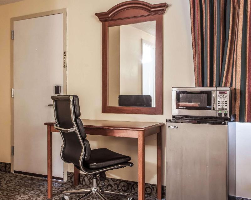 Queen Suite with Two Queen Beds - Non-Smoking image 1