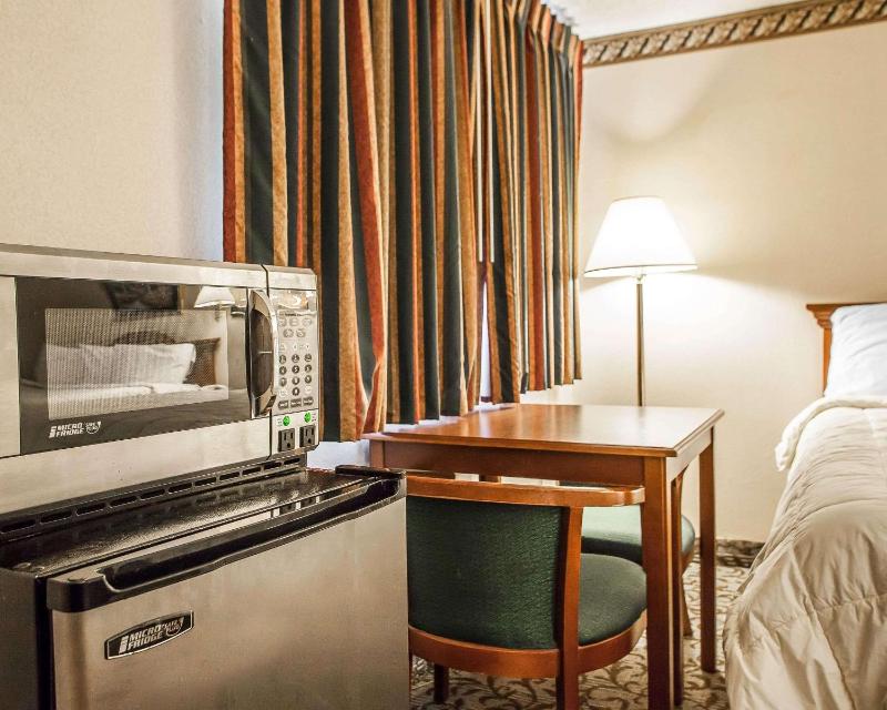 Queen Room with Two Queen Beds - Non-Smoking image 2