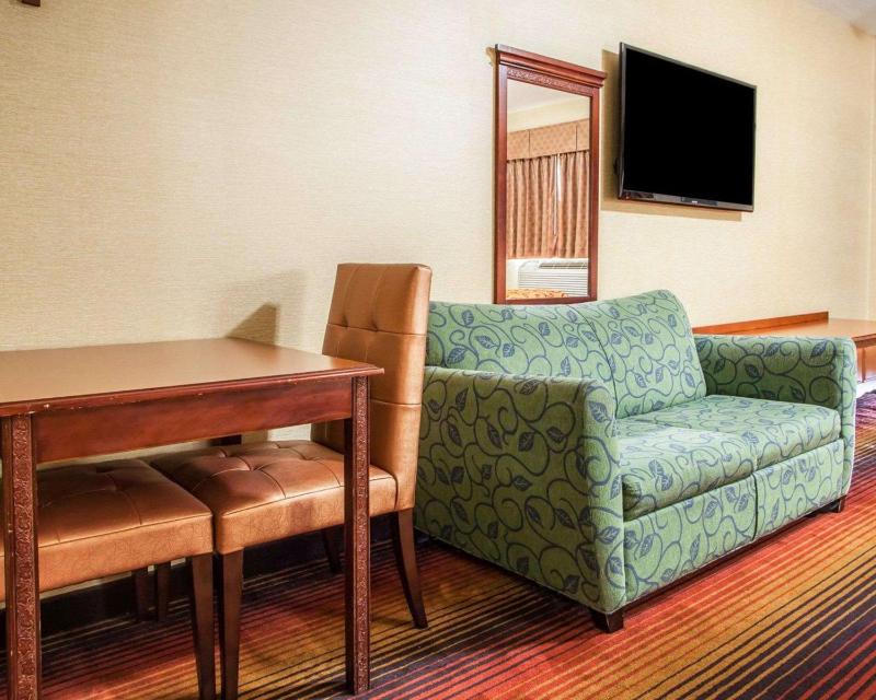 Queen Room with Two Queen Beds - Smoking image 3