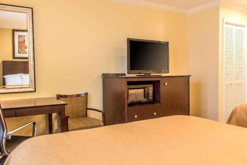 Queen Room with Two Queen Beds - Non-Smoking image 2