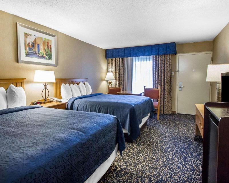 Queen Room with Two Queen Beds - Non-Smoking image 2