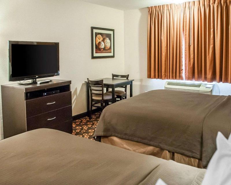 Standard Queen Room with 2 Queen Beds - Non-Smoking image 4