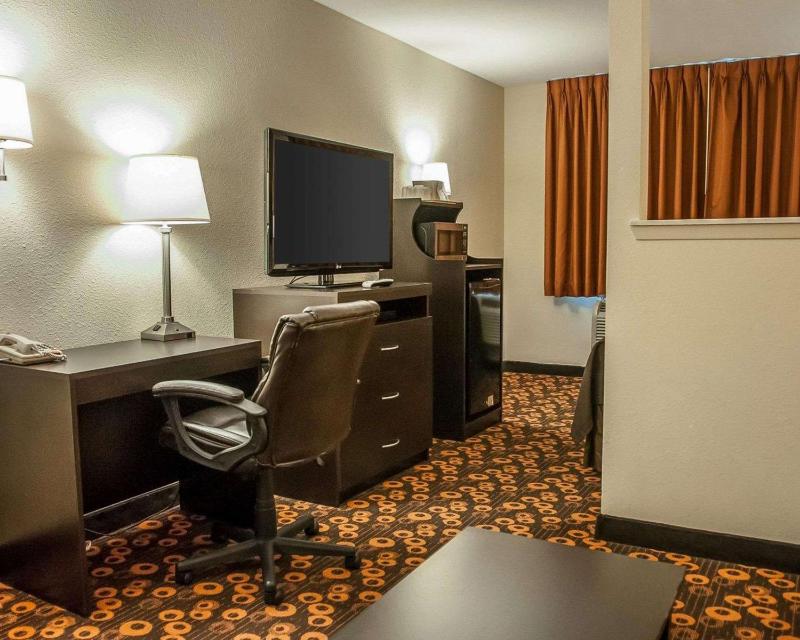 Standard Queen Room with 2 Queen Beds - Non-Smoking image 2