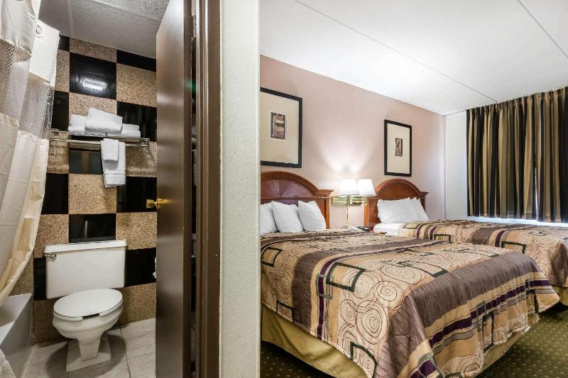 Queen Room with Two Queen Beds - Non-Smoking image 3