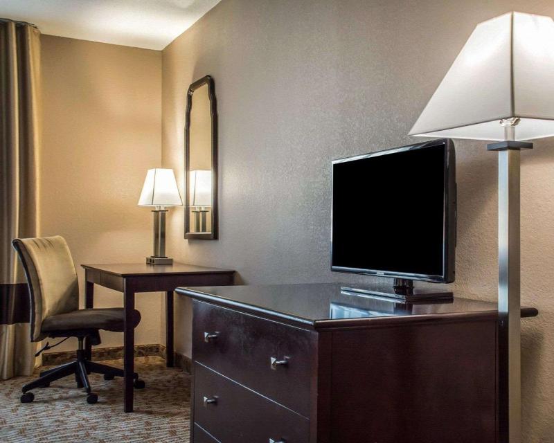 King Room with Sofa Bed - Non-Smoking image 3
