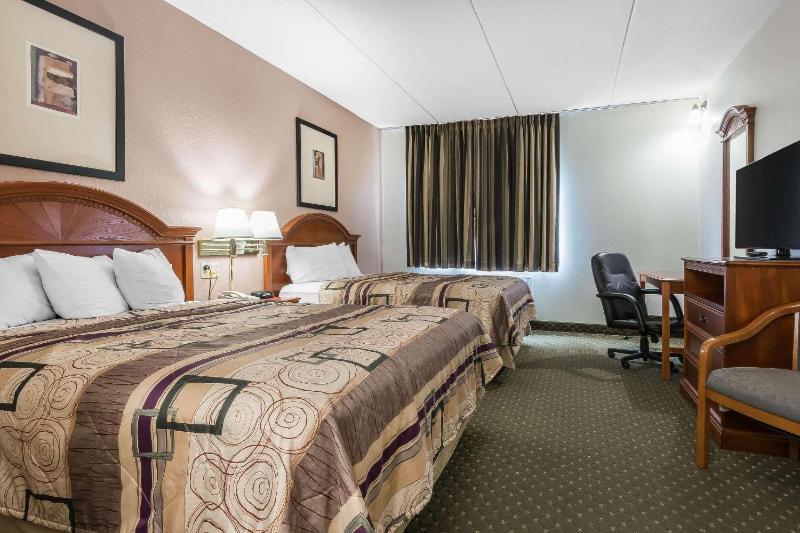 Queen Room with Two Queen Beds - Non-Smoking image 2