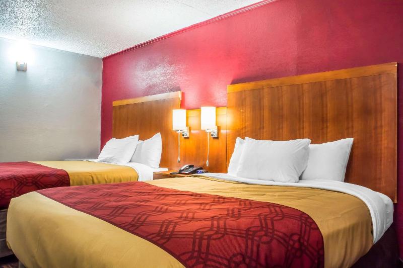 Queen Room with Two Queen Beds - Smoking image 4