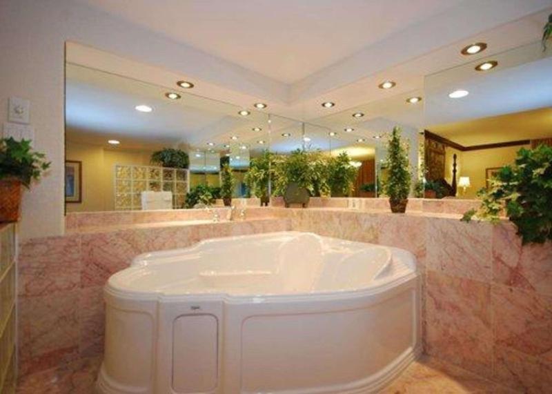 King Suite with Spa Bath image 1