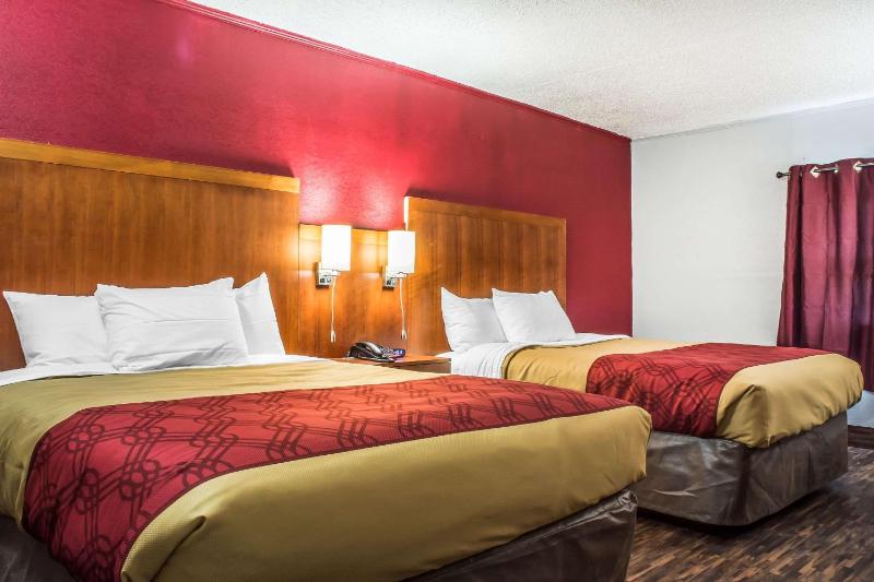 Queen Room with Two Queen Beds - Smoking image 2