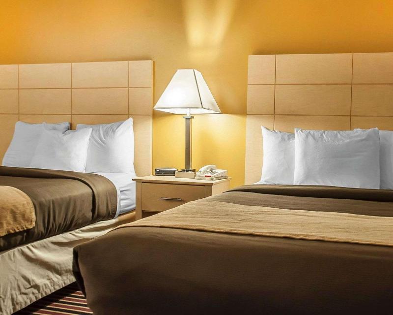 Deluxe Queen Room with Two Queen Beds - Non-Smoking image 3
