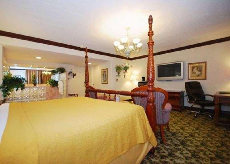 King Suite with Spa Bath image 3